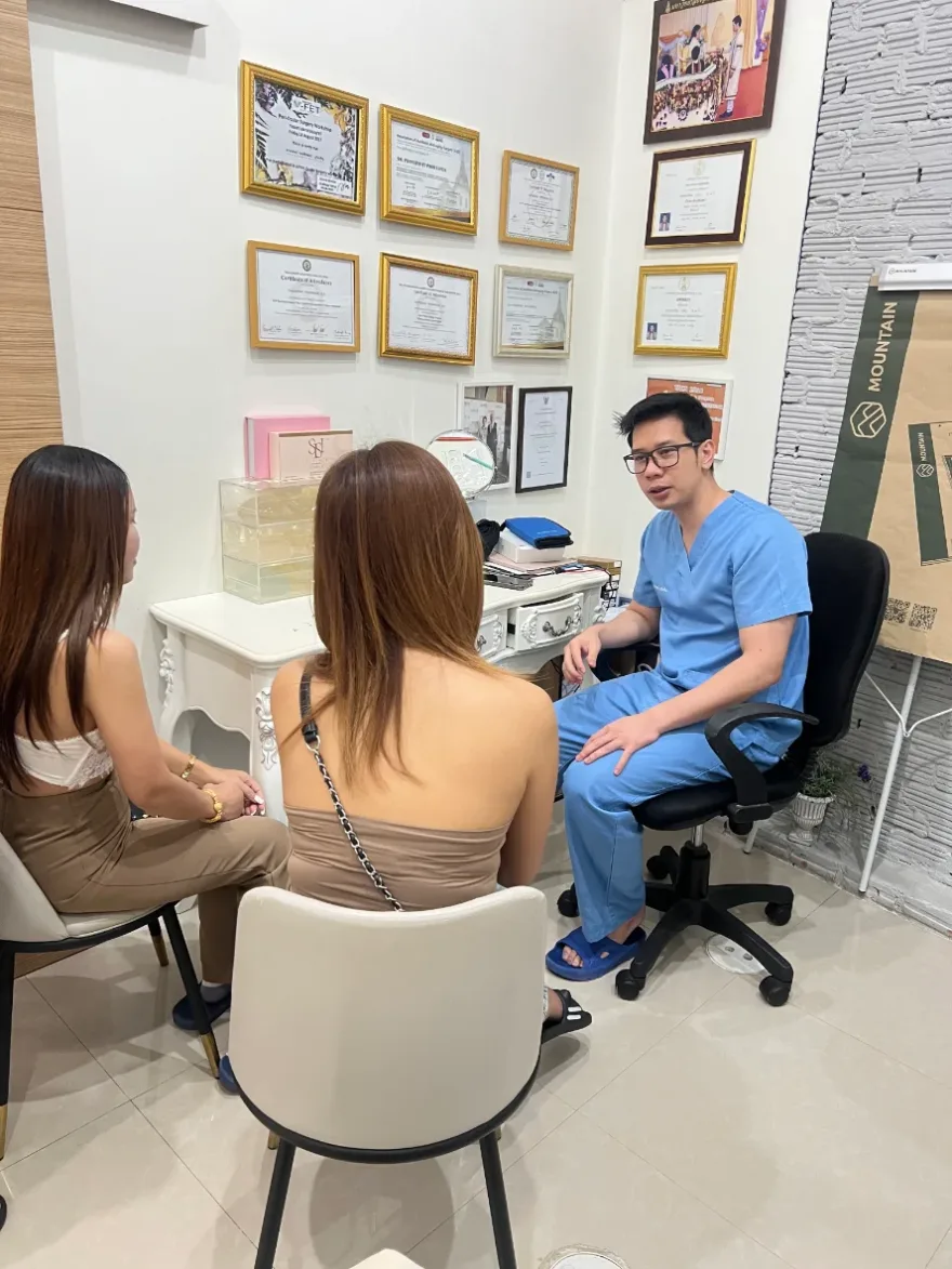 บรรยากาศการปรึกษาที่ห้องตรวจของ DKUP Clinic